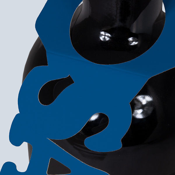 Detail der Halsöffnung eines blauen Salute-Flaschenanhängers