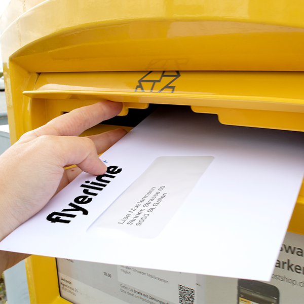 Bedrucktes Kuvert beim Einwurf in einen Briefkasten