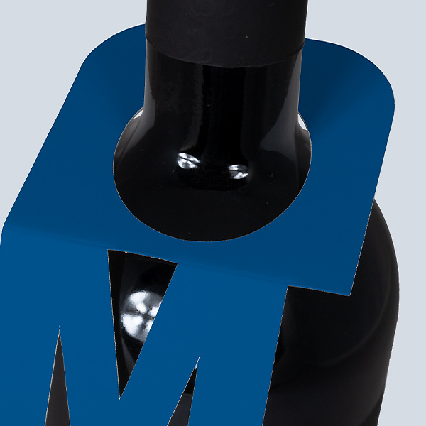Detail der Halsöffnung eines blauen Merci-Flaschenanhängers