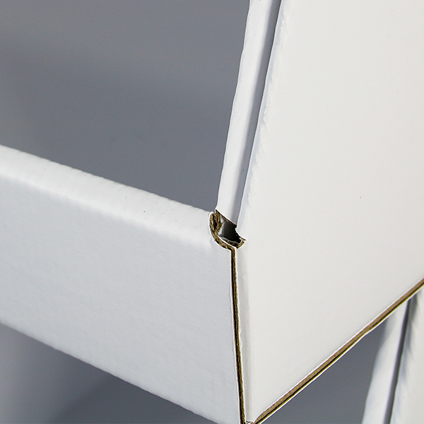 Detail der Steckverbindung eines weissen Stapeltrays