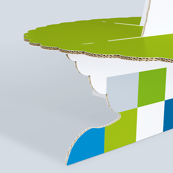 Detail der grünen Ablage einer Etagere Karton mit sichtbarer Wellkartonstruktur