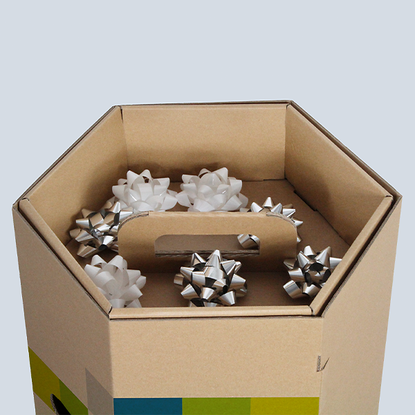 Trageeinsatz der braunen Geschenkpapierbox mit Geschenkschleifen