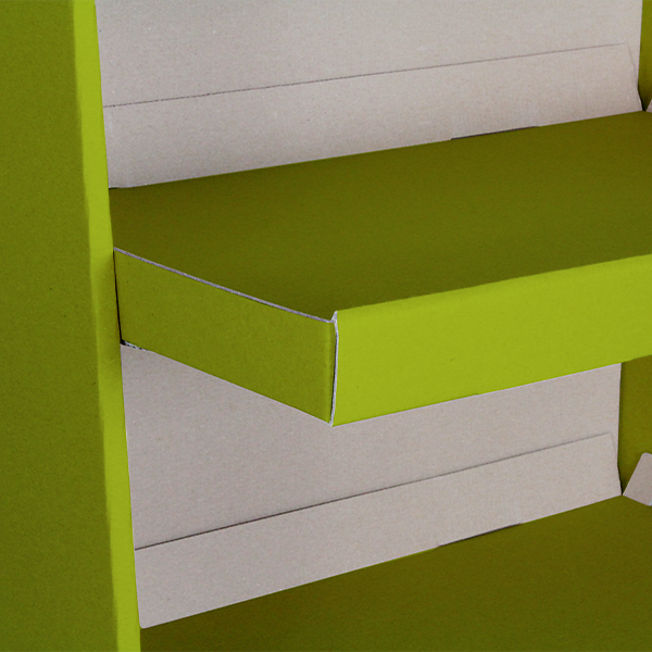 Detail des Regalbodens eines Displays aus Naturkarton
