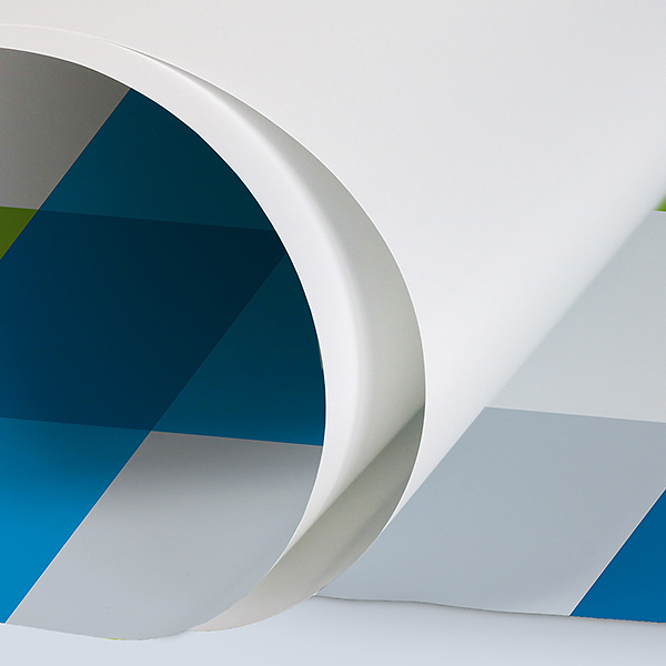 Detail eines eingerollten OneSheet Plakats mit farbig bedruckter Vorderseite