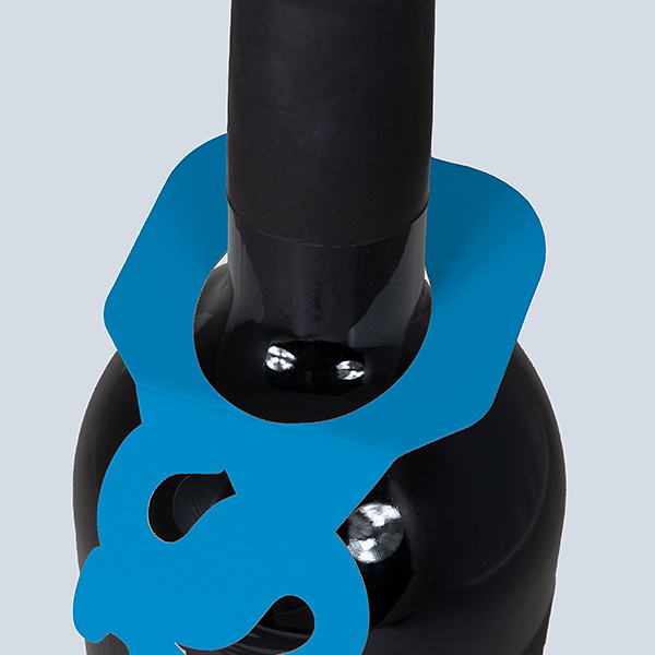 Detail der Halsöffnung eines blauen Santé-Flaschenanhängers