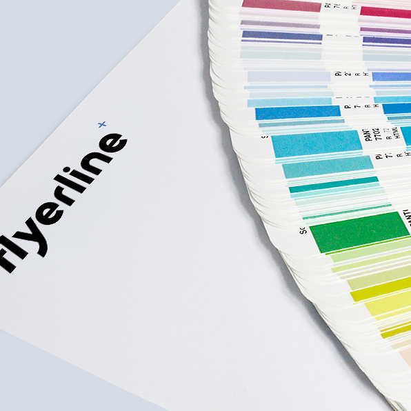 Detailansicht von Briefpapier mit Pantone-Farbfächer zur Farbauswahl