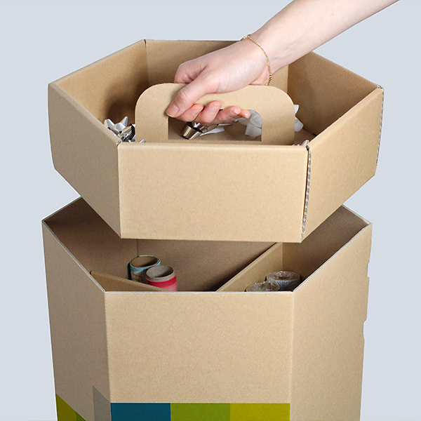 Herausnehmbarer Trageeinsatz der braunen Geschenkpapierbox