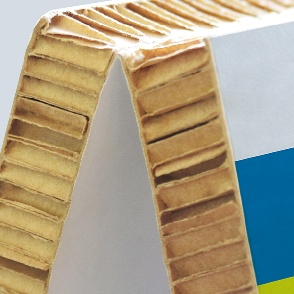 Detail der Wabenkartonstruktur eines kleinen Kundenstoppers