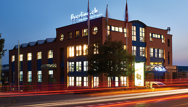 Flyerline Firmengebäude bei Nacht Flyerline Firmengebäude bei Nacht